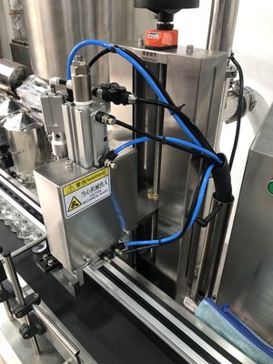 Μοναδική κεφαλή Servo αυτόματη μηχανή πλήρωσης Gear αντλία 6000 μπουκάλια την ώρα